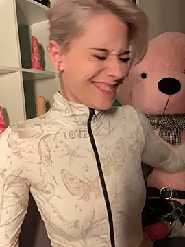 Snapshot of TheRealJessyLey chatting on November 12, 2025, 7:40 pm TheRealJessyLey online show from November 12, 2025, 7:40 pm