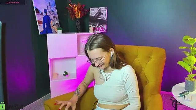 Maryyy May online show from October 22, 2025, 2:55 am