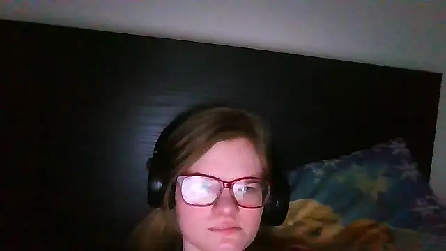 Snapshot of Moonolighta chatting on December 4, 2025, 12:48 pm Moonolighta online show from December 4, 2025, 12:48 pm