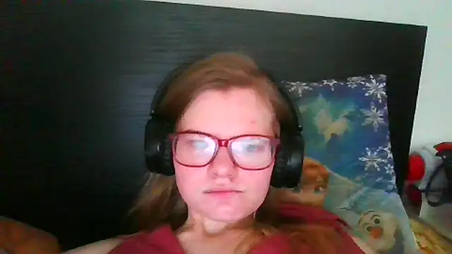 Snapshot of Moonolighta chatting on November 1, 2025, 10:20 am Moonolighta online show from November 1, 2025, 10:20 am