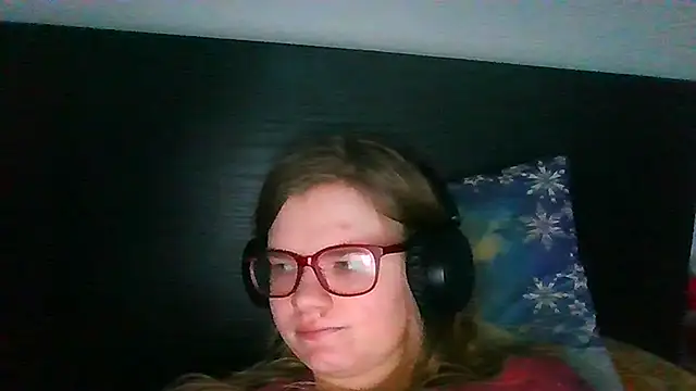 Snapshot of Moonolighta chatting on October 31, 2025, 7:27 am Moonolighta online show from October 31, 2025, 7:27 am