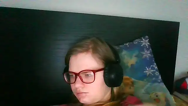 Snapshot of Moonolighta chatting on November 4, 2025, 10:30 am Moonolighta online show from November 4, 2025, 10:30 am