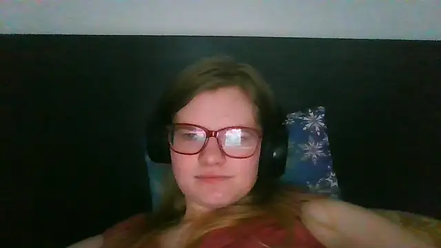 Snapshot of Moonolighta chatting on October 26, 2025, 7:53 am Moonolighta online show from October 26, 2025, 7:53 am