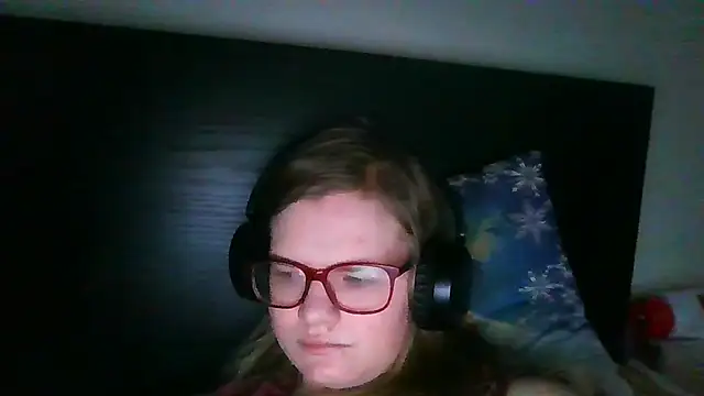 Snapshot of Moonolighta chatting on November 2, 2025, 7:24 am Moonolighta online show from November 2, 2025, 7:24 am