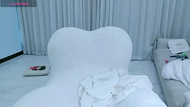 Snapshot of rainybb chatting on October 19, 2025, 9:45 am rainybb online show from October 19, 2025, 9:45 am