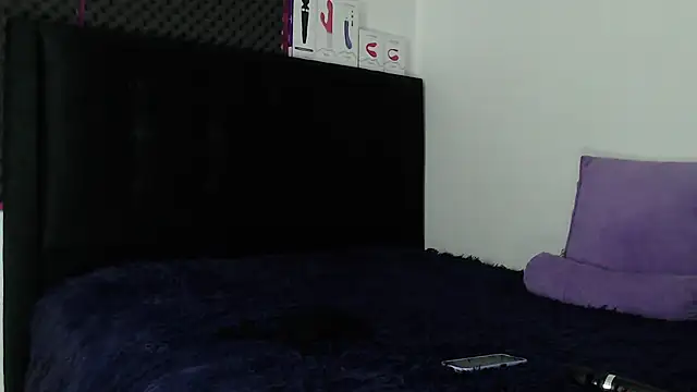 karlamoon23 online show from November 5, 2025, 9:40 pm