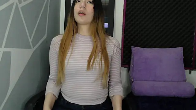 karlamoon23 online show from December 4, 2025, 9:25 pm