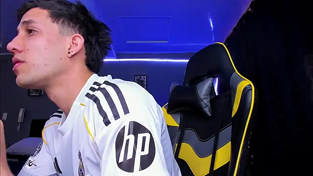 Snapshot of alexgiraldo__ chatting on November 13, 2025, 4:00 pm alexgiraldo online show from November 13, 2025, 4:00 pm