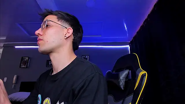 Snapshot of alexgiraldo__ chatting on November 8, 2025, 12:20 pm alexgiraldo online show from November 8, 2025, 12:20 pm