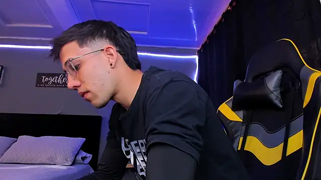 Snapshot of alexgiraldo__ chatting on December 2, 2025, 11:56 am alexgiraldo online show from December 2, 2025, 11:56 am