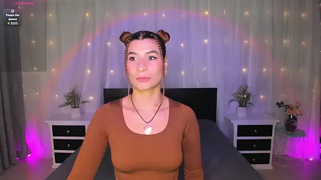 Snapshot of Evolet_Bee chatting on October 18, 2025, 1:24 pm Evolet Bee online show from October 18, 2025, 1:24 pm