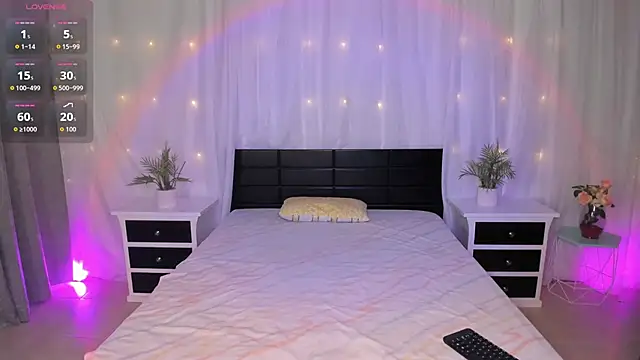 Snapshot of Evolet_Bee chatting on October 29, 2025, 2:27 pm Evolet Bee online show from October 29, 2025, 2:27 pm