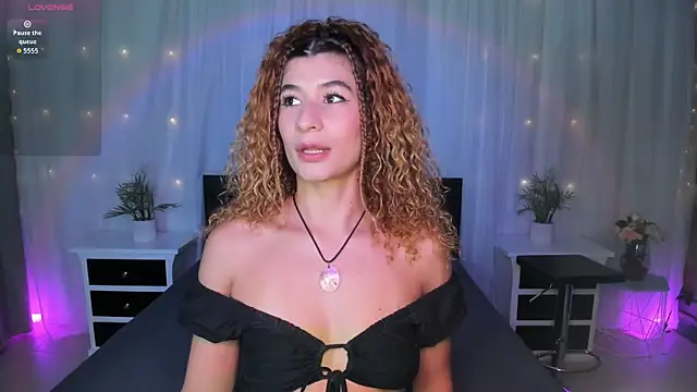 Snapshot of Evolet_Bee chatting on September 15, 2025, 1:33 pm Evolet Bee online show from September 15, 2025, 1:33 pm