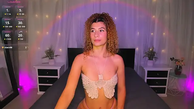 Snapshot of Evolet_Bee chatting on October 21, 2025, 1:32 pm Evolet Bee online show from October 21, 2025, 1:32 pm