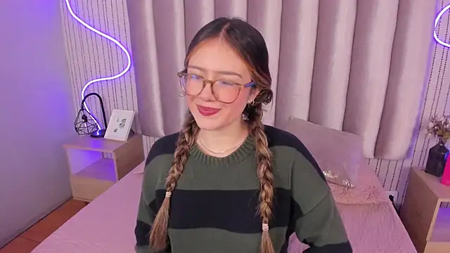 SamanthaPeachss online show from December 2, 2025, 1:35 pm