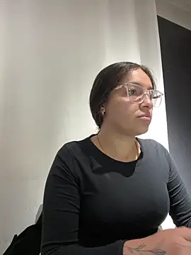 Snapshot of Alyha_Cortes chatting on December 2, 2025, 1:24 pm Alyha Cortes online show from December 2, 2025, 1:24 pm