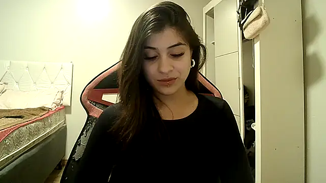 Snapshot of Becca_B chatting on October 24, 2025, 2:21 am Becca B online show from October 24, 2025, 2:21 am