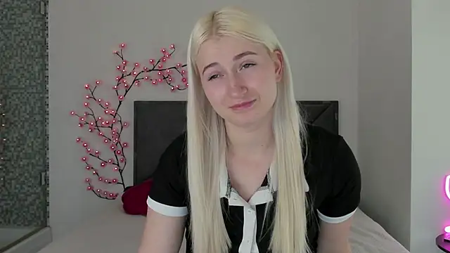 HollyTailors online show from March 22, 2026, 1:34 pm