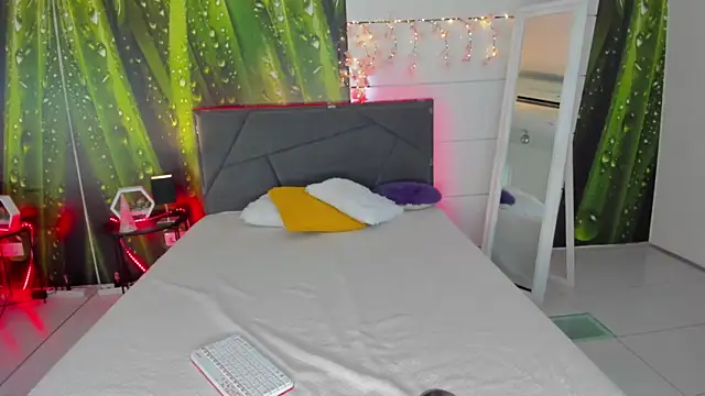 HollyTailors online show from September 11, 2025, 5:29 am