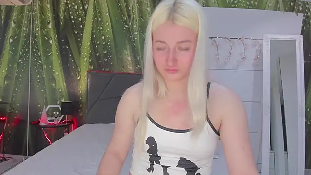 HollyTailors online show from April 19, 2026, 5:30 am