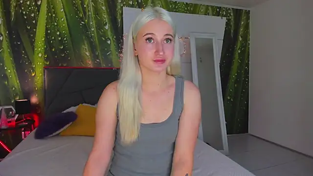 HollyTailors online show from October 29, 2025, 12:59 pm