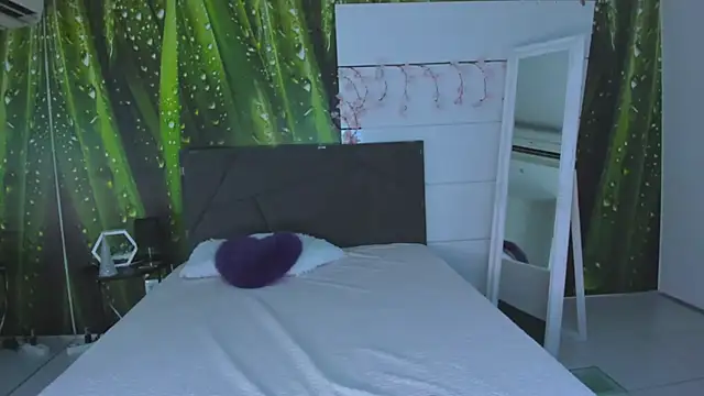 HollyTailors online show from September 16, 2025, 5:30 am