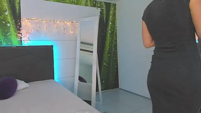 HollyTailors online show from September 17, 2025, 5:31 am