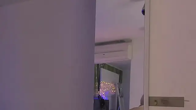 HollyTailors online show from December 17, 2025, 6:40 am