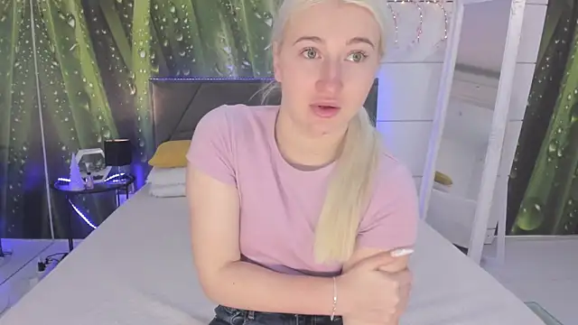 HollyTailors online show from February 9, 2026, 6:33 am