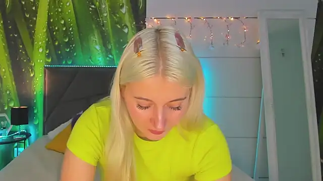 HollyTailors online show from November 6, 2025, 6:17 am