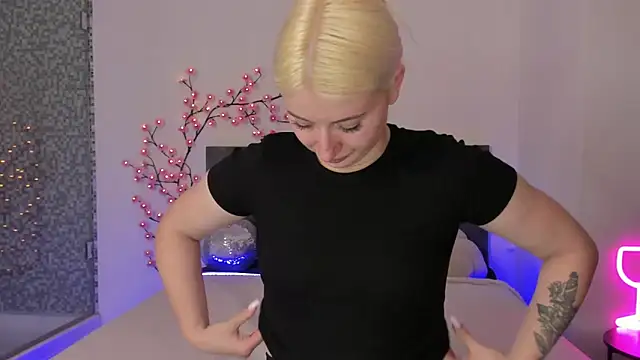 HollyTailors online show from April 11, 2026, 12:42 pm