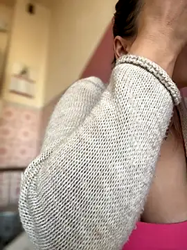 iSelena online show from November 24, 2025, 6:57 am