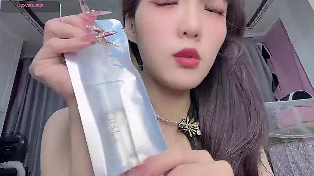 Snapshot of Yaya--728 chatting on January 6, 2026, 12:42 pm Yaya--728 online show from January 6, 2026, 12:42 pm