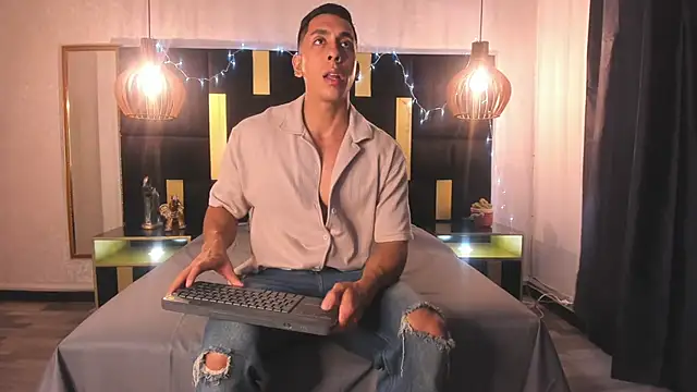 Snapshot of Lucio__Fox chatting on December 15, 2025, 12:00 pm Lucio Fox online show from December 15, 2025, 12:00 pm