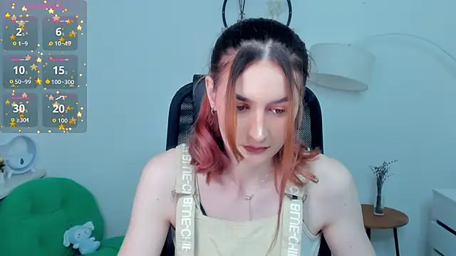 Snapshot of EasterBlink chatting on December 18, 2025, 10:30 am EasterBlink online show from December 18, 2025, 10:30 am