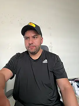 raulgzz4 online show from July 9, 2026, 6:07 pm