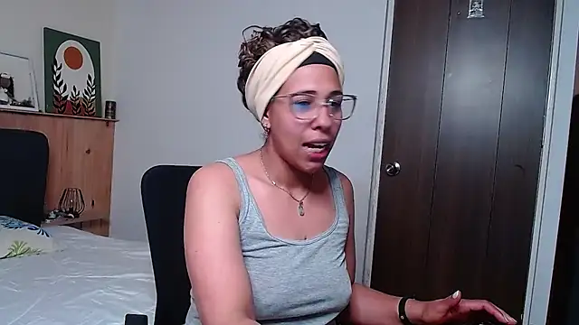 Snapshot of IVONNE_COLLINS33 chatting on September 23, 2025, 3:02 am IVONNE COLLINS33 online show from September 23, 2025, 3:02 am