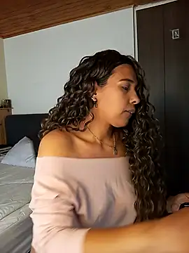 Snapshot of IVONNE_COLLINS33 chatting on November 4, 2025, 3:27 pm IVONNE COLLINS33 online show from November 4, 2025, 3:27 pm