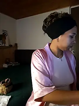 Snapshot of IVONNE_COLLINS33 chatting on December 4, 2025, 10:25 am IVONNE COLLINS33 online show from December 4, 2025, 10:25 am