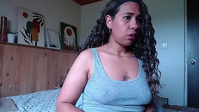 Snapshot of IVONNE_COLLINS33 chatting on October 5, 2025, 1:35 pm IVONNE COLLINS33 online show from October 5, 2025, 1:35 pm