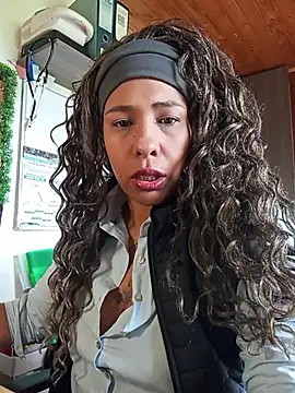 IVONNE COLLINS33 online show from April 20, 2026, 1:35 pm