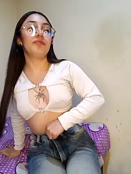 StefaniaFoxx  online show from April 19, 2026, 4:35 am