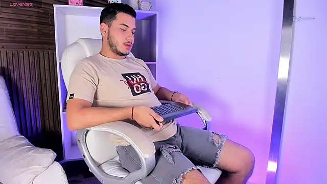 Snapshot of Axel_grey_ chatting on November 12, 2025, 12:20 pm Axel grey online show from November 12, 2025, 12:20 pm