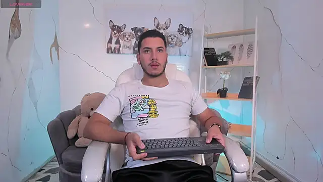 Snapshot of Axel_grey_ chatting on November 1, 2025, 12:32 pm Axel grey online show from November 1, 2025, 12:32 pm