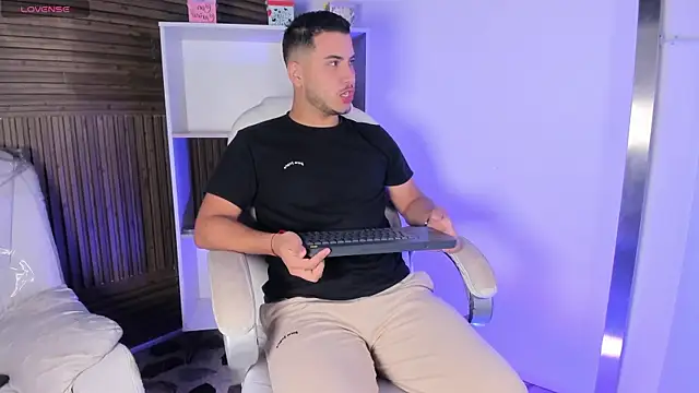 Snapshot of Axel_grey_ chatting on November 14, 2025, 12:20 pm Axel grey online show from November 14, 2025, 12:20 pm