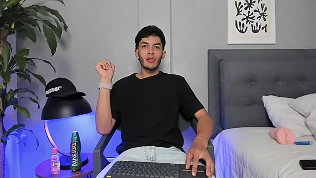 Tylerffoxx online show from June 18, 2026, 9:42 pm