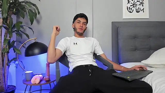 Tylerffoxx online show from July 7, 2026, 6:47 am