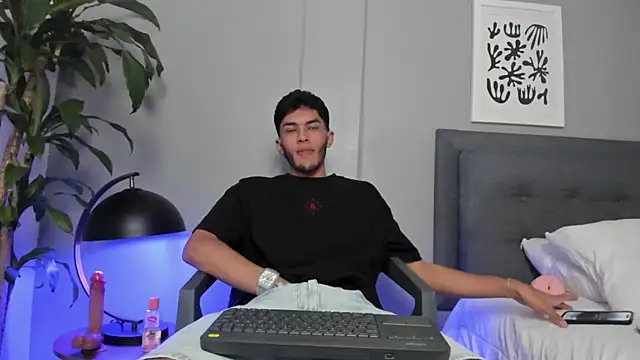 Tylerffoxx online show from June 24, 2026, 9:23 pm