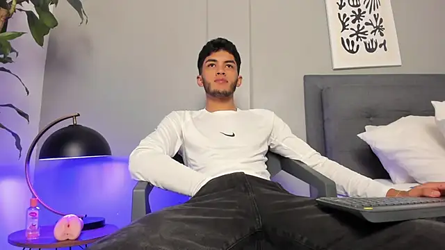 Tylerffoxx online show from July 29, 2026, 1:21 pm