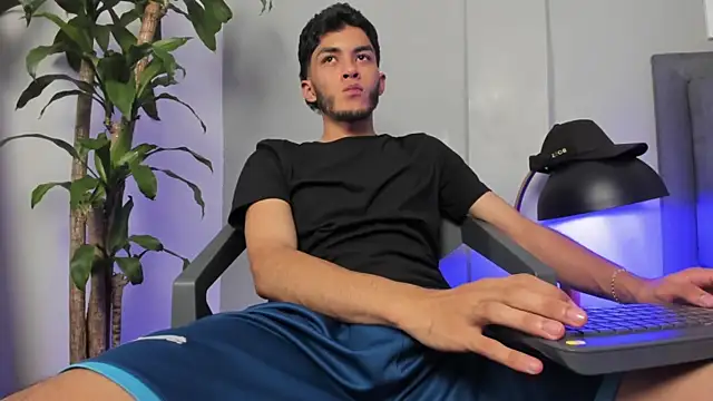 Tylerffoxx online show from July 16, 2026, 1:57 am